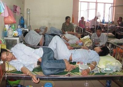 File photo shows overcrowding at the Thanh Nhan Hospital in Hanoi.